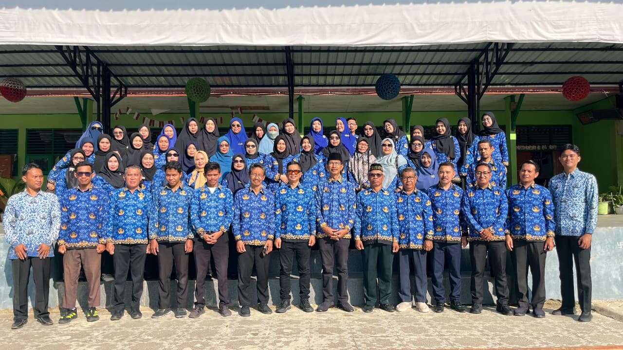 Guru beserta staf sekolah